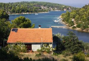 Apartments by the sea Cove Piskera, Solta - 5175