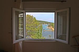 Apartments by the sea Cove Piskera, Solta - 5175