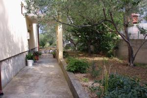 Apartments with a parking space Palit Rab 5048