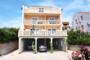 Apartments with a parking space Barbat, Rab - 5002 
