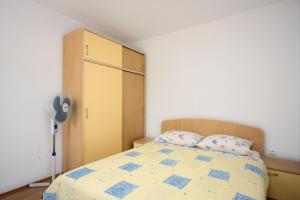 Apartments with a parking space Barbat, Rab - 5002