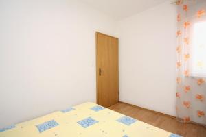 Apartments with a parking space Barbat, Rab - 5002