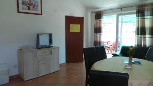 Apartments with parking space Supetarska Draga - Donja, Rab - 5060