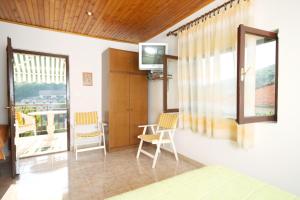 Apartments by the sea Stomorska, Solta - 5164