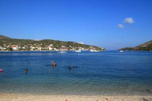 Family friendly seaside apartments Vinisce, Trogir - 5946