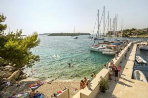Apartments by the sea Maslinica, Solta - 772 