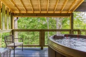 Smoky Vista Cottage, Hot Tub, WIFI, Mtn Views, 560 FREE tickets each paid day!