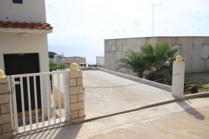 Apartments with a parking space Rukavac Vis 8837