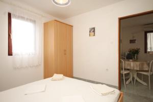 Apartments with a parking space Rukavac, Vis - 8837