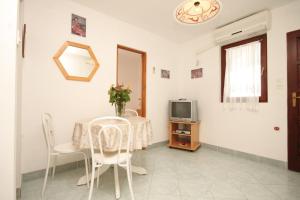 Apartments with a parking space Rukavac, Vis - 8837