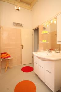 Apartments with parking space Rukavac, Vis - 8489