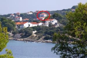 Apartments by the sea Necujam, Solta - 8647