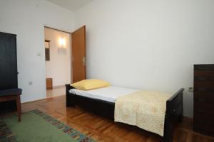 Apartments by the sea Necujam, Solta - 8647