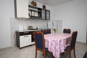 Apartments by the sea Necujam, Solta - 8647