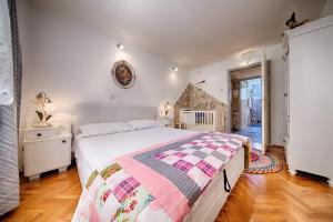 Apartments by the sea Komiza, Vis - 8860