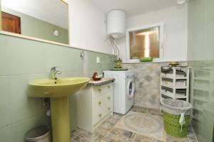 Apartments with a parking space Rukavac, Vis - 8859