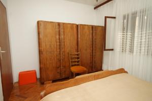 Apartments with a parking space Vis - 8861