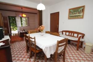 Apartments with a parking space Vis - 8861