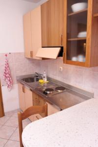 Apartments by the sea Podstrana, Split - 8677