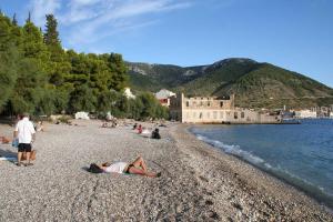 Apartments by the sea Komiza, Vis - 1149