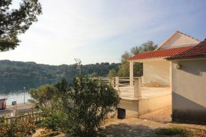 Apartments by the sea Rogac, Solta - 8688 