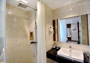 Deluxe 1 góc hướng biển (Deluxe Partial Sea View)