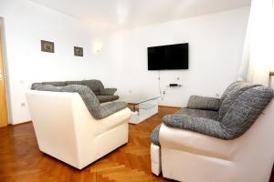 Seaside family friendly house with a swimming pool Seget Vranjica, Trogir - 10336