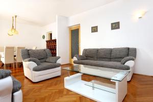 Seaside family friendly house with a swimming pool Seget Vranjica, Trogir - 10336