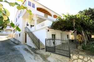 Apartments by the sea Trogir - 10342