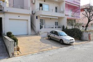 Apartments with a parking space Podstrana, Split - 10348