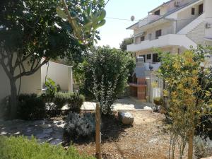 Apartments by the sea Vinisce, Trogir - 11003