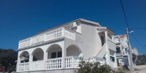 Apartments by the sea Necujam, Solta - 11090