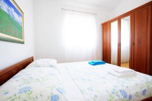 Apartments with a parking space Seget Donji, Trogir - 11171