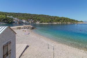 Apartments by the sea Stomorska, Solta - 11198