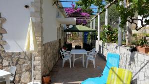 Apartments by the sea Stomorska, Solta - 11198