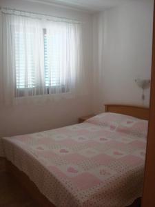 Apartments by the sea Maslinica, Solta - 11422