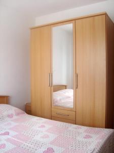 Apartments by the sea Maslinica, Solta - 11422