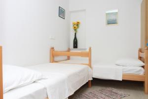 Apartments with parking space Trogir - 11316