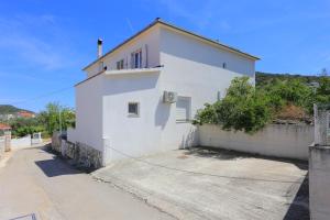 Apartments by the sea Vinisce, Trogir - 11029