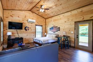 Patriots Tiny Home w Hot Tub Fire Pit Grill