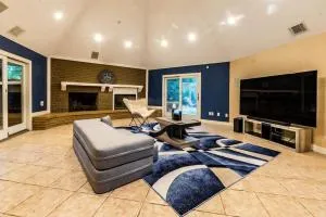 Huge 6 Bedroom with Pool, Spa, 85 Inch TV, Game Room - Pasadena