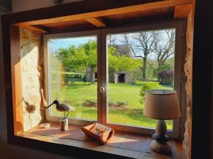 Maison indépendante avec grand jardin, terrasse, plan deau sécurisé et salle de jeux près du lac dÉguzon - FR-1-591-216