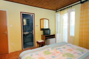 Apartments and rooms with parking space Palit, Rab - 5039