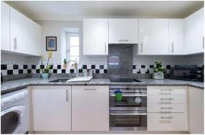 Wells City Centre, Quiet Mews House, sleeps 6