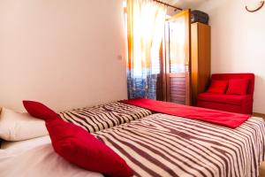 Apartments by the sea Stomorska, Solta - 8650