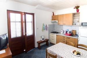 Apartments by the sea Stomorska, Solta - 8650