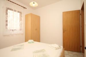 Apartments with a parking space Rukavac, Vis - 8837