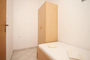 Apartments with a parking space Rukavac, Vis - 8837