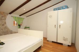 Apartments with a parking space Rukavac, Vis - 8859