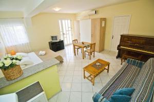 Apartments with parking space Podstrana, Split - 10348